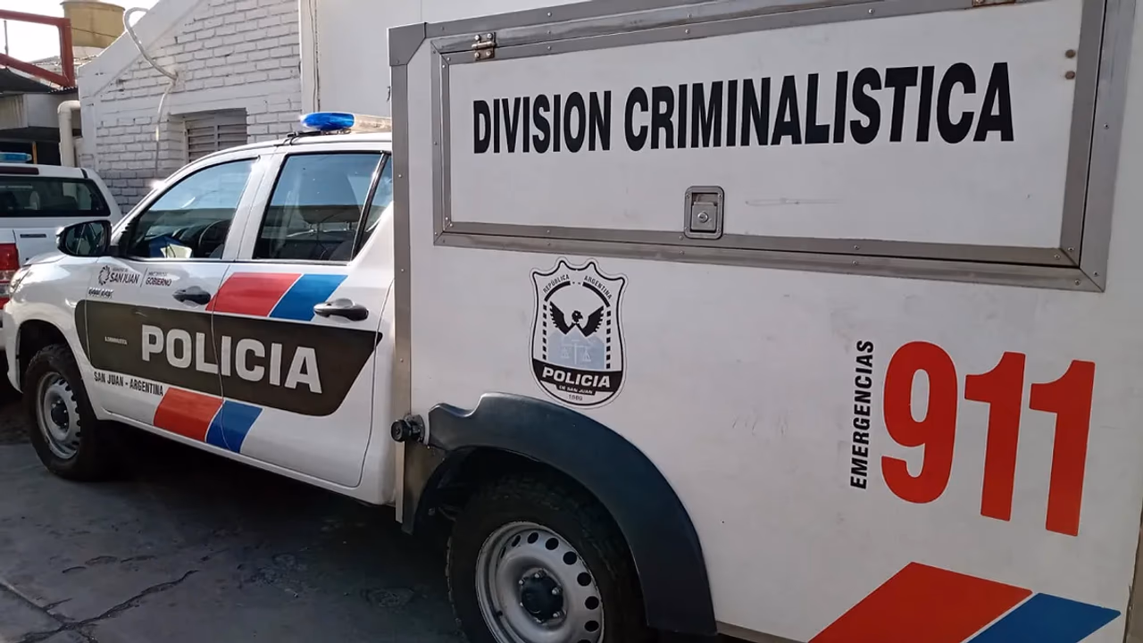 Conmoción en Rivadavia: un hombre de 60 años murió en la calle frente al barrio Los Alerces