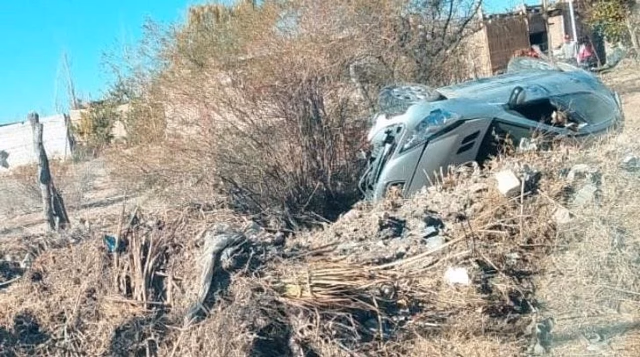 Tremendo siniestro en Pocito: un auto perdió el control y volcó en un canal