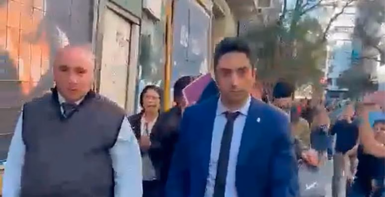 El sanjuanino Peluc y Fullone fueron abucheados a la salida del Congreso